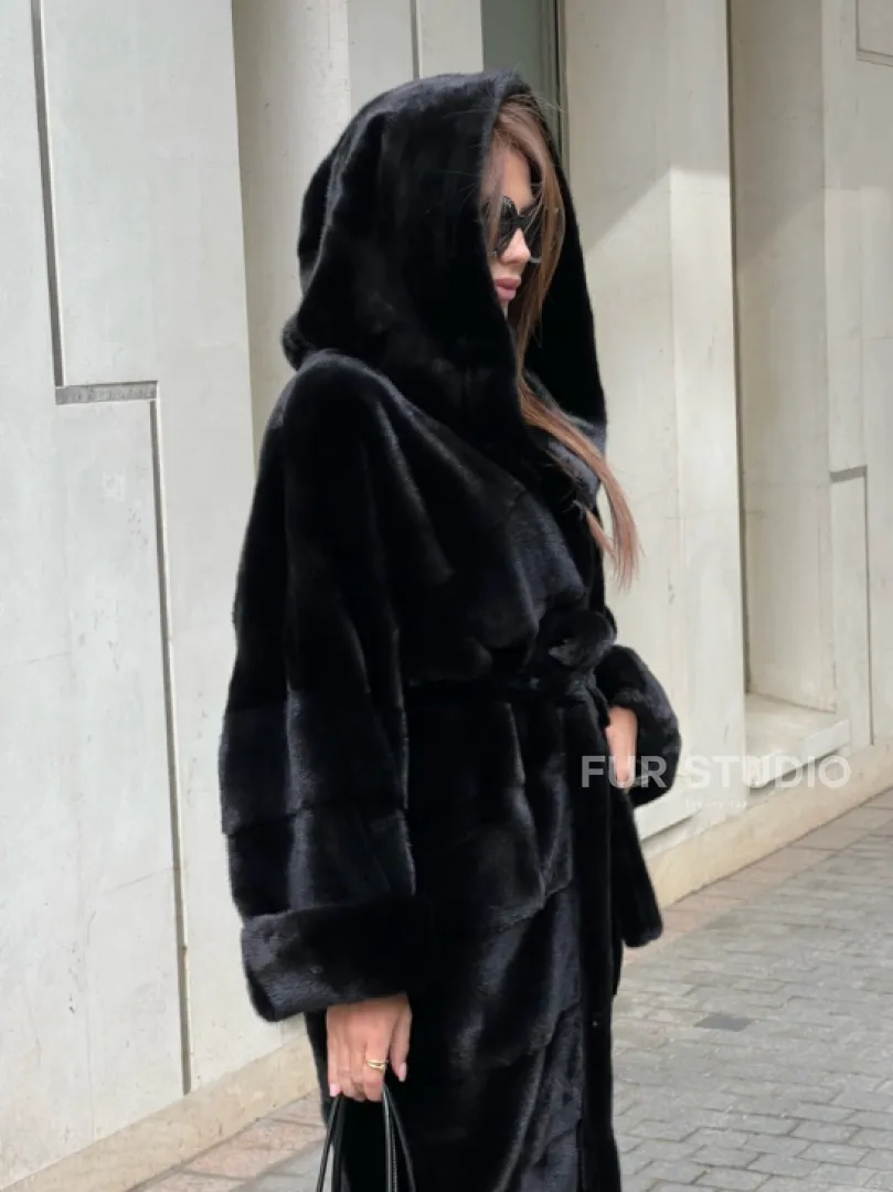 Шуба из норки Velvet с капюшоном в черном цвете - фото 1