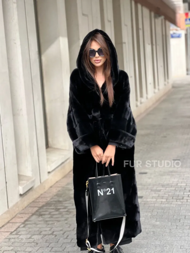 Шуба из норки Velvet с капюшоном в черном цвете - фото 4
