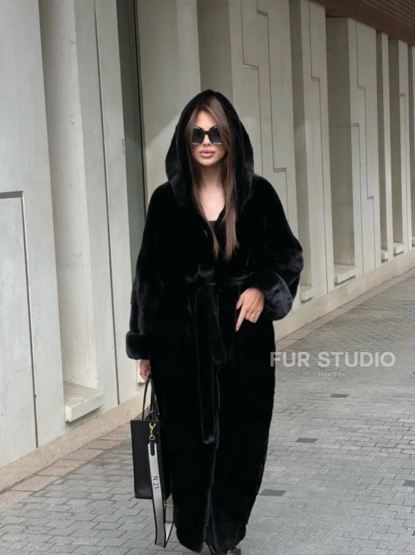 Шуба из норки Velvet с капюшоном в черном цвете - фото 6