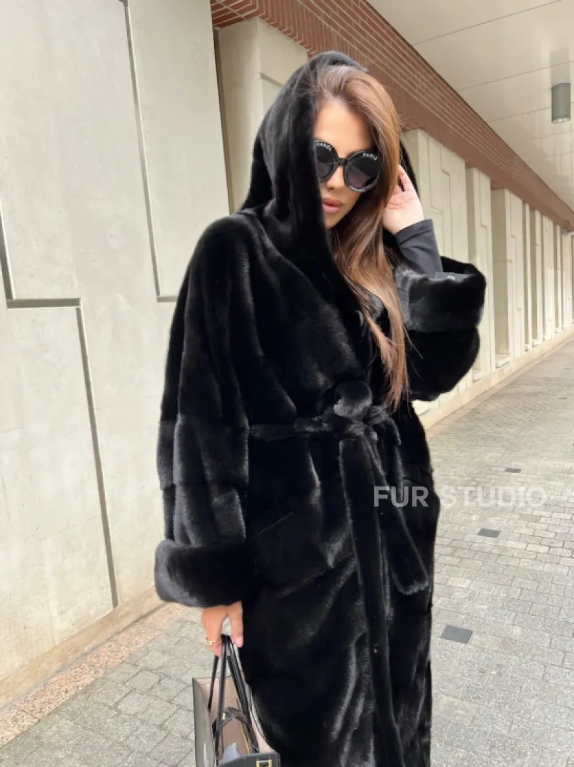 Шуба из норки Velvet с капюшоном в черном цвете - фото 2