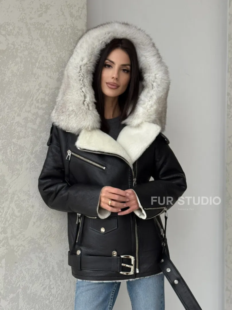 Черная куртка дубленка с капюшоном - фото 11