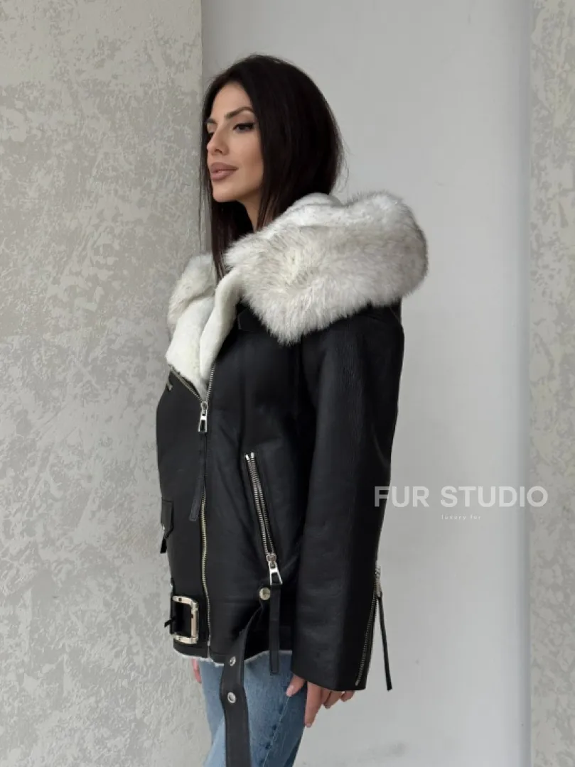 Черная куртка дубленка с капюшоном - фото 8