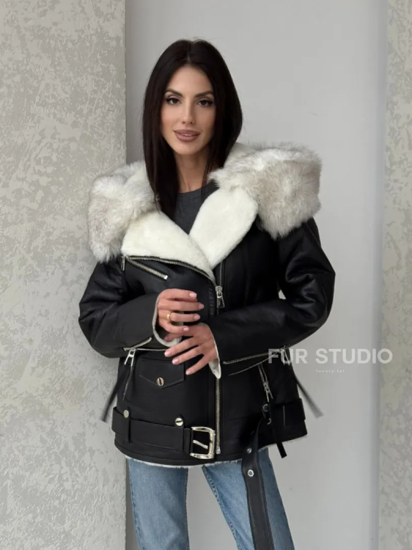 Черная куртка дубленка с капюшоном - фото 9