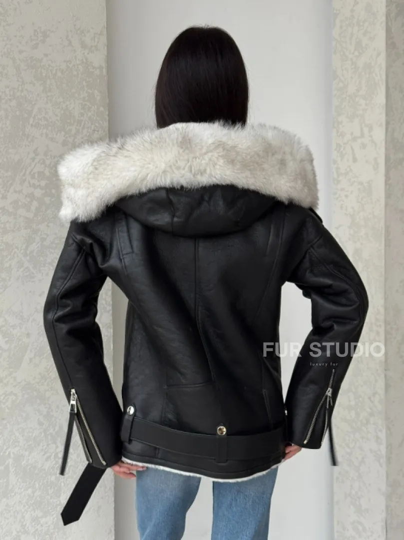 Черная куртка дубленка с капюшоном - фото 3