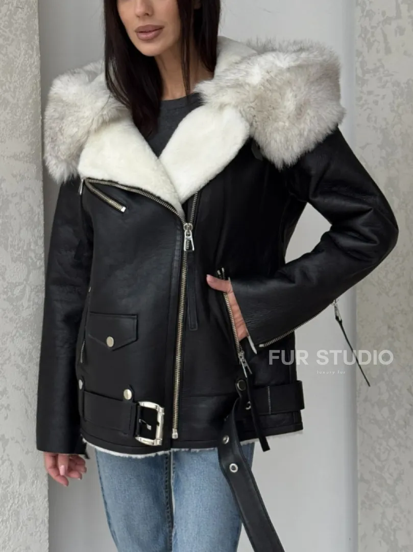 Черная куртка дубленка с капюшоном - фото 1