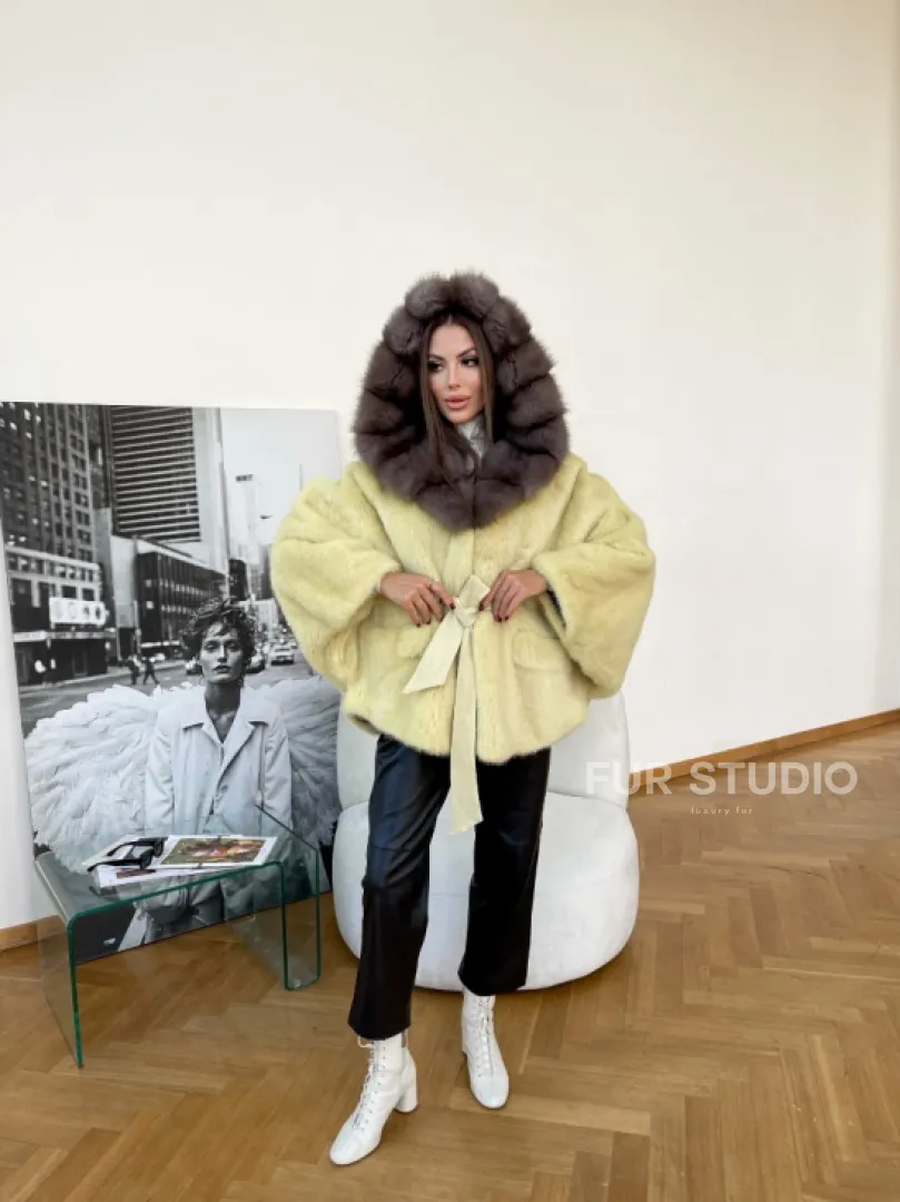Норковое пончо с капюшоном из меха куницы
