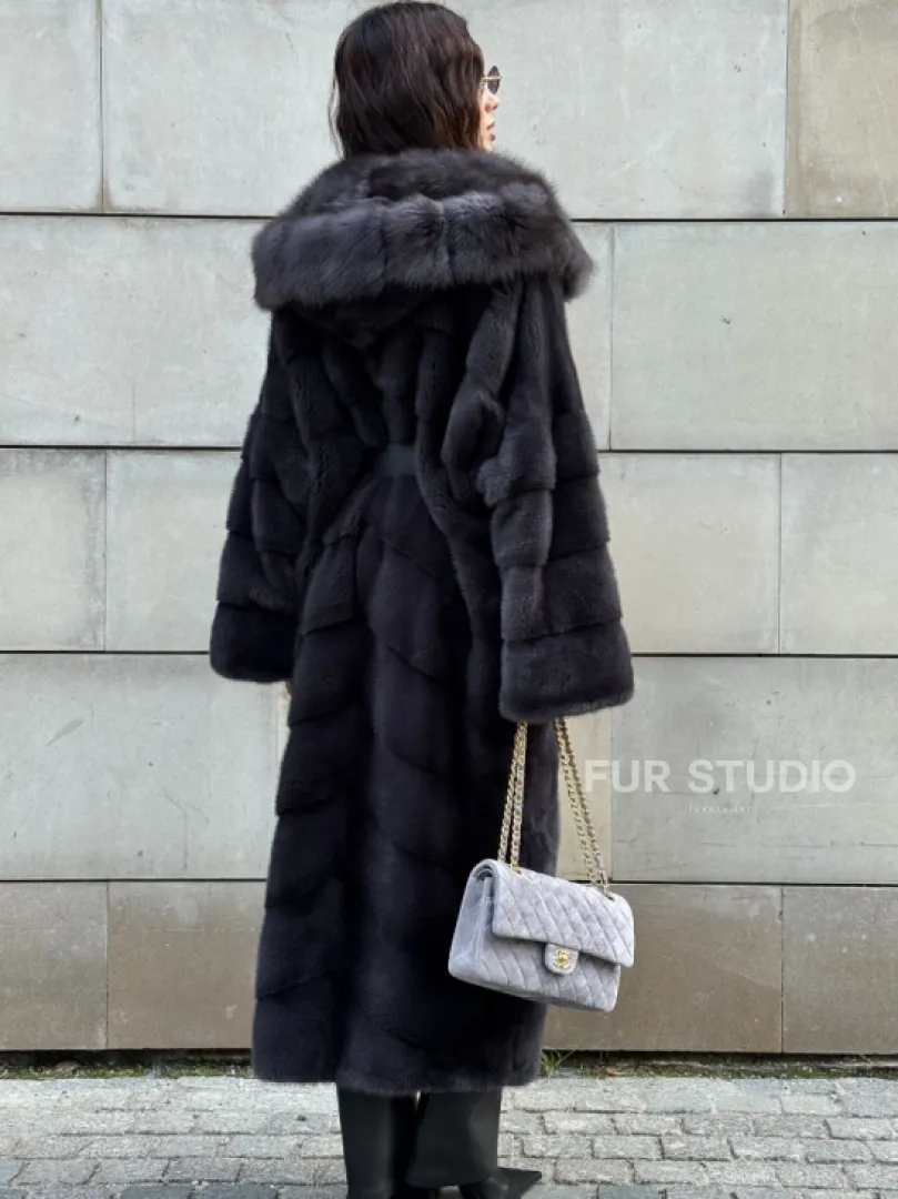 Норковая шуба в цвете графит с капюшоном из куницы - фото 10