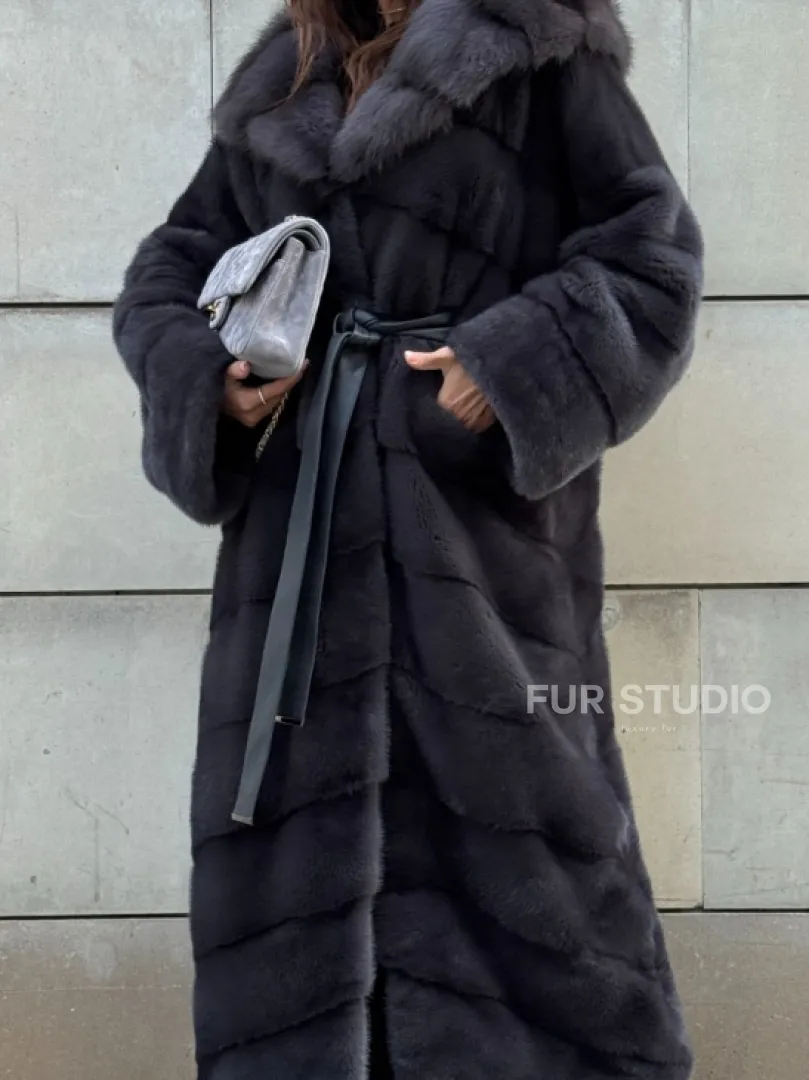 Норковая шуба в цвете графит с капюшоном из куницы - фото 2