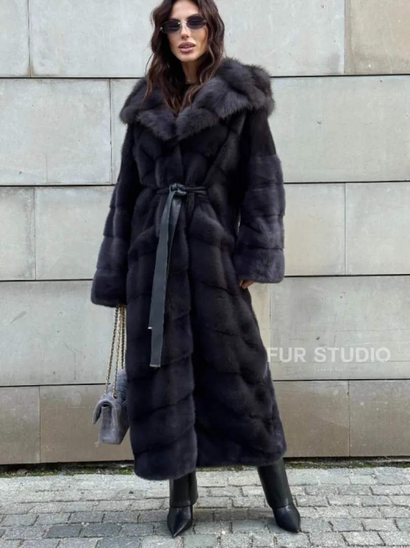 Норковая шуба в цвете графит с капюшоном из куницы