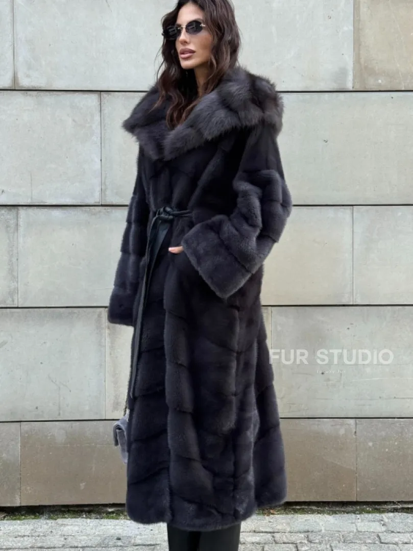 Норковая шуба в цвете графит с капюшоном из куницы - фото 5