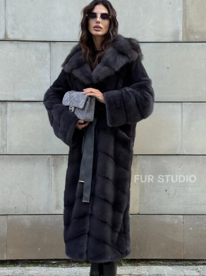 Норковая шуба в цвете графит с капюшоном из куницы