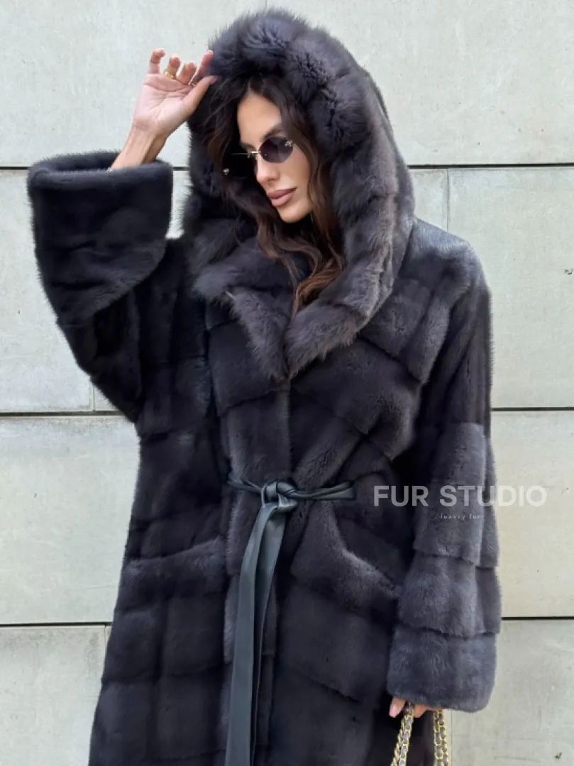Норковая шуба в цвете графит с капюшоном из куницы - фото 3
