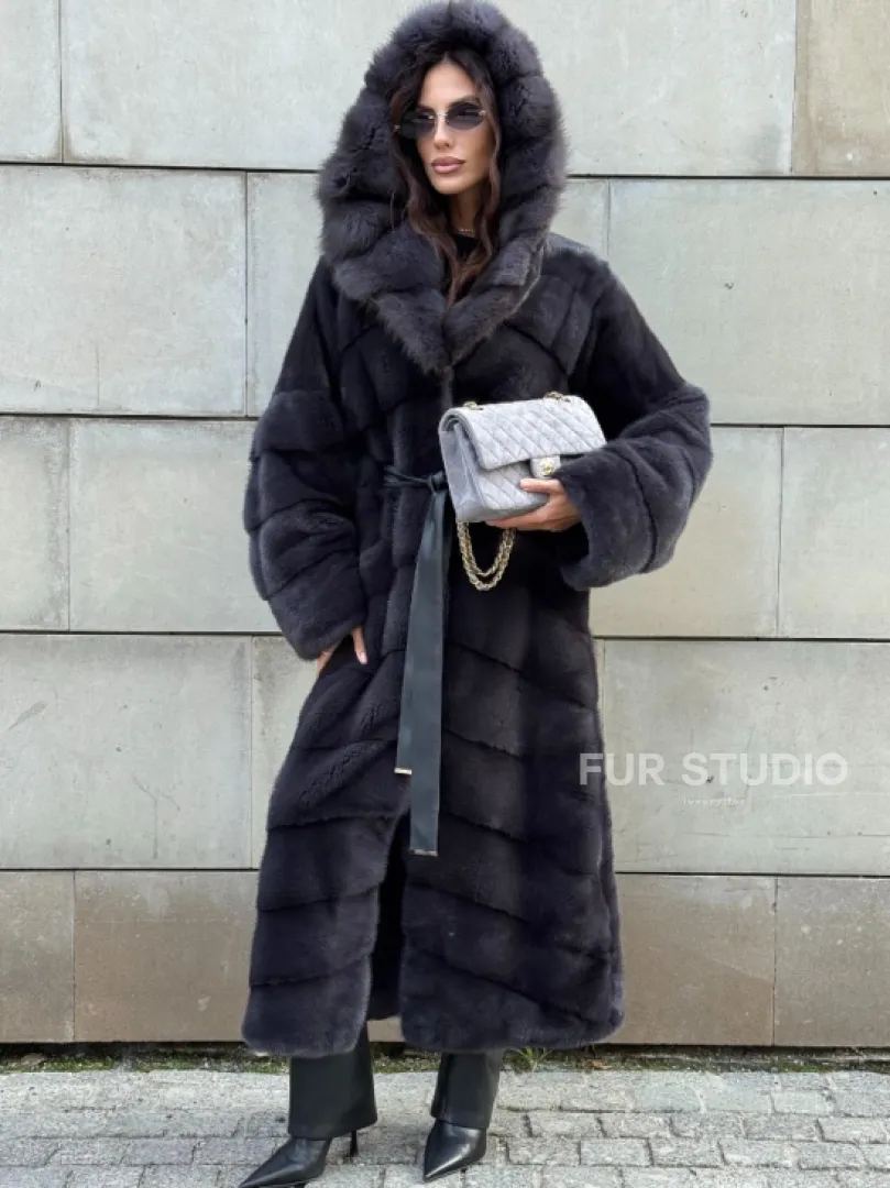 Норковая шуба в цвете графит с капюшоном из куницы - фото 9