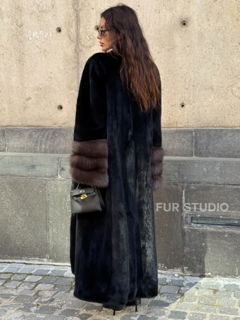Длинная черная норковая шуба с манжетами из меха куницы - фото 6