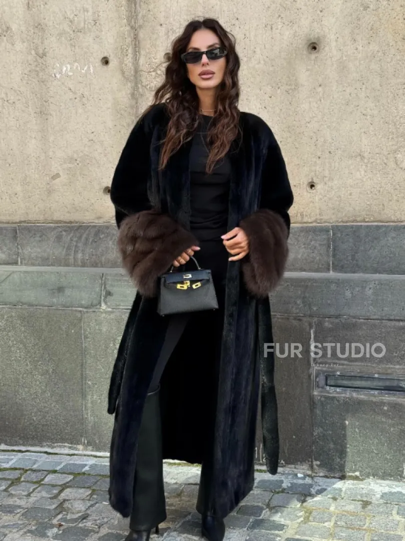 Длинная черная норковая шуба с манжетами из меха куницы - фото 9