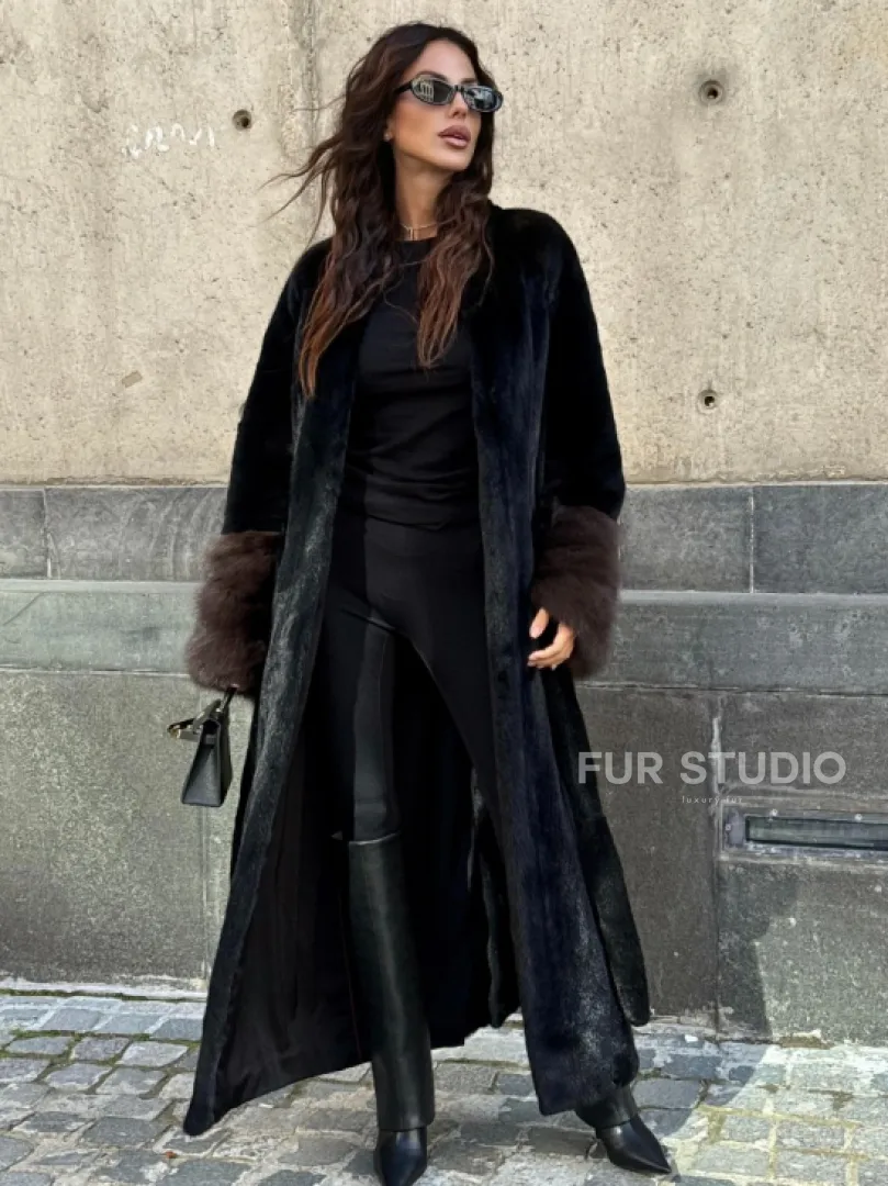 Длинная черная норковая шуба с манжетами из меха куницы - фото 7