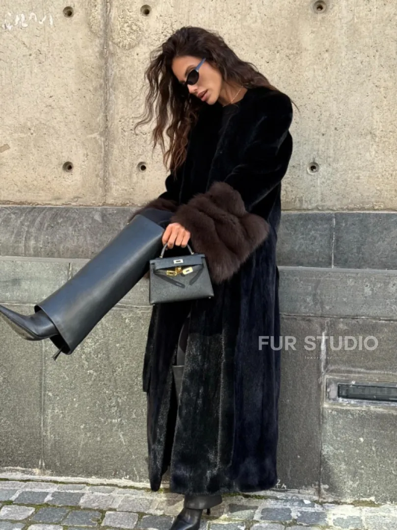 Длинная черная норковая шуба с манжетами из меха куницы - фото 12
