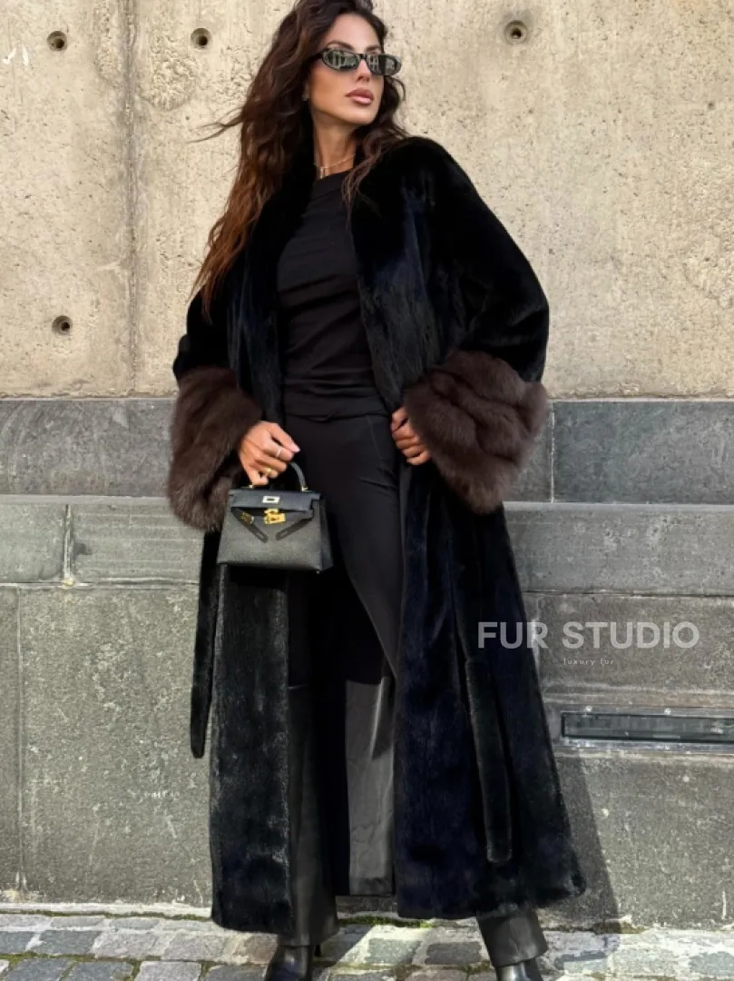 Длинная черная норковая шуба с манжетами из меха куницы - фото 4