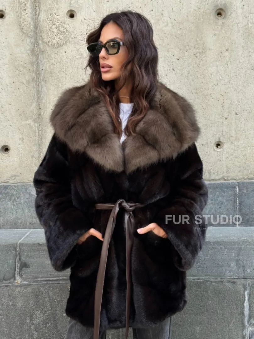 Норковый полушубок в натуральном цвете Brown с капюшоном из куницы - фото 0