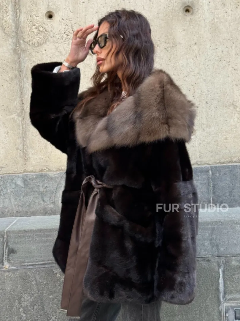 Норковый полушубок в натуральном цвете Brown с капюшоном из куницы - фото 6