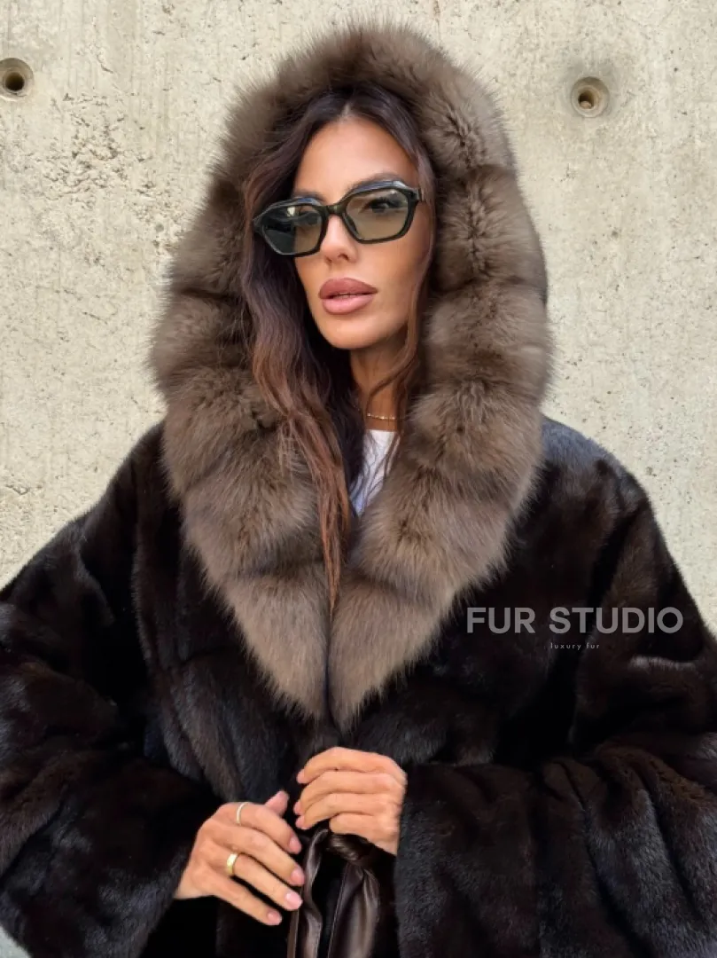 Норковый полушубок в натуральном цвете Brown с капюшоном из куницы - фото 4