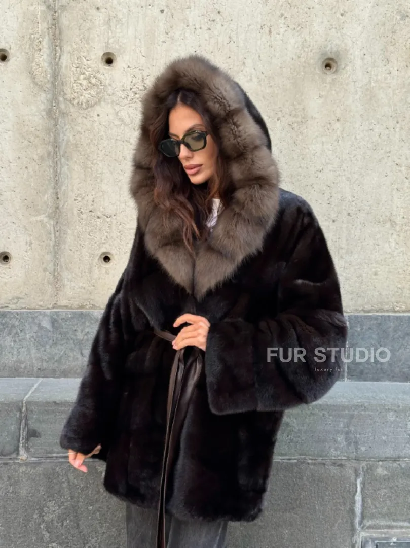 Норковый полушубок в натуральном цвете Brown с капюшоном из куницы - фото 11