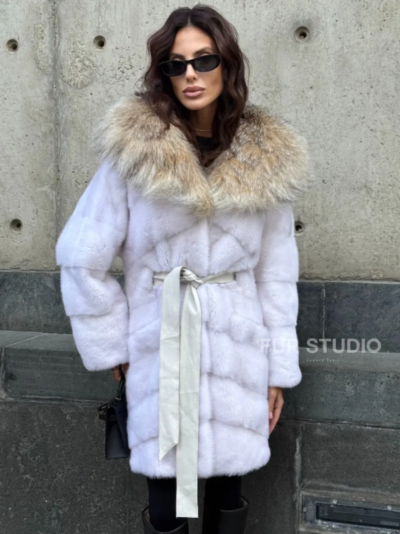 Белая норковая шуба средней длины с капюшоном из рыси - фото 5