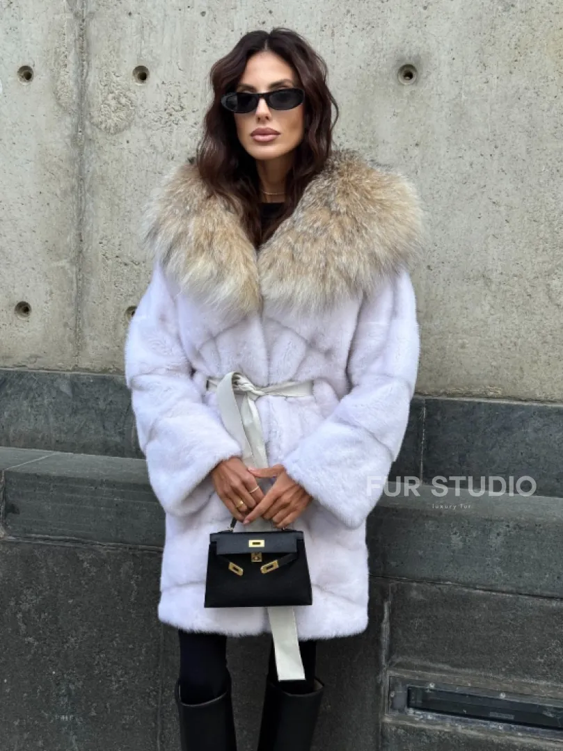 Белая норковая шуба средней длины с капюшоном из рыси - фото 9