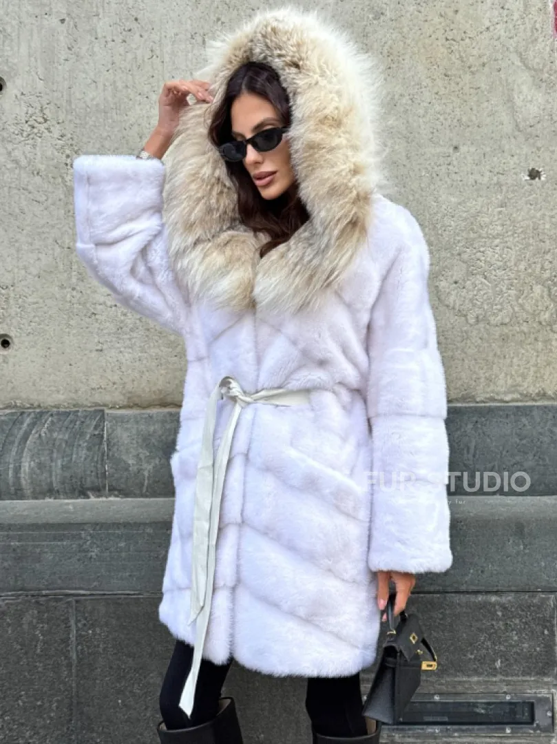 Белая норковая шуба средней длины с капюшоном из рыси - фото 6