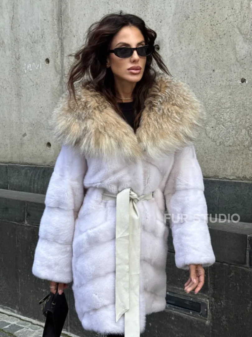 Белая норковая шуба средней длины с капюшоном из рыси - фото 0