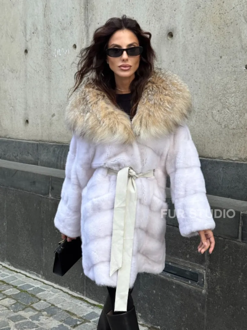 Белая норковая шуба средней длины с капюшоном из рыси - фото 10