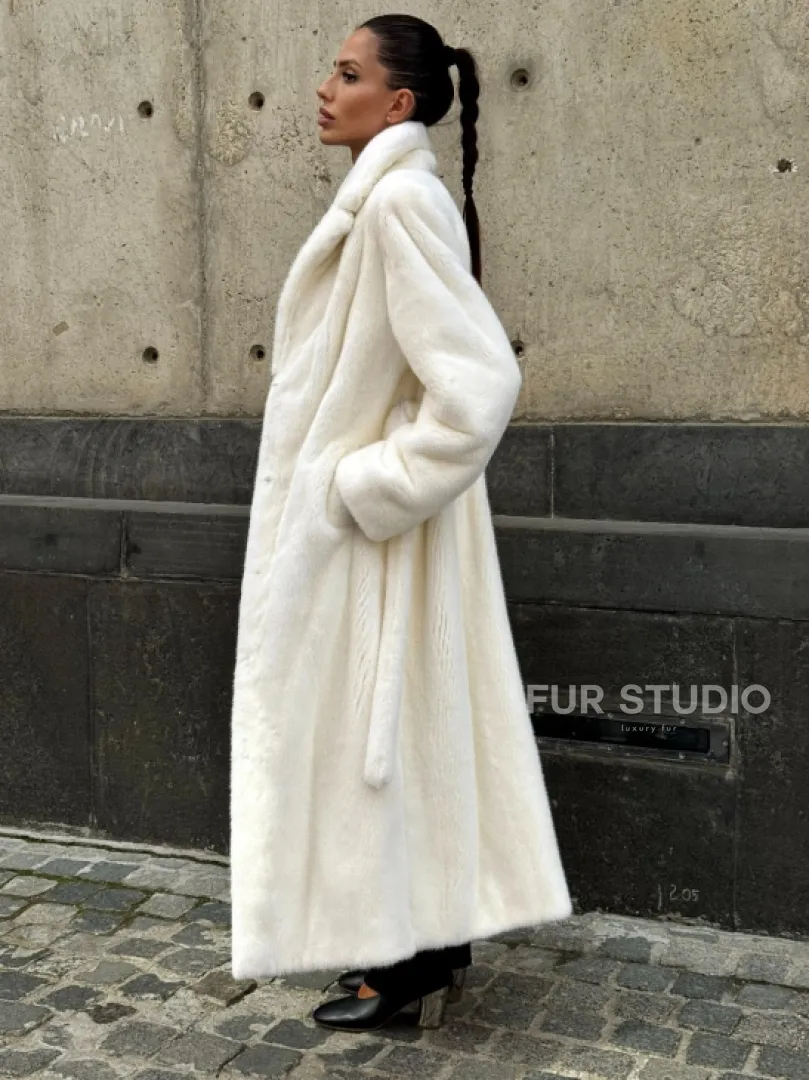 Длинная белая норковая шуба