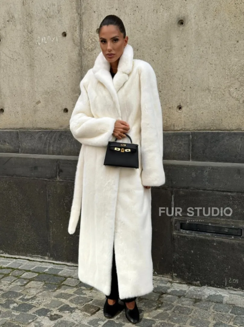 Длинная белая норковая шуба