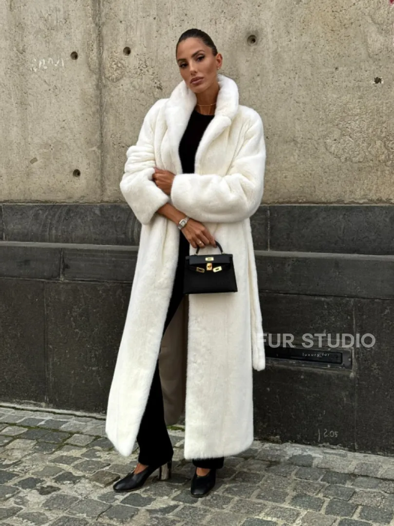 Длинная белая норковая шуба