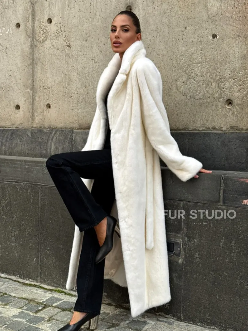 Длинная белая норковая шуба