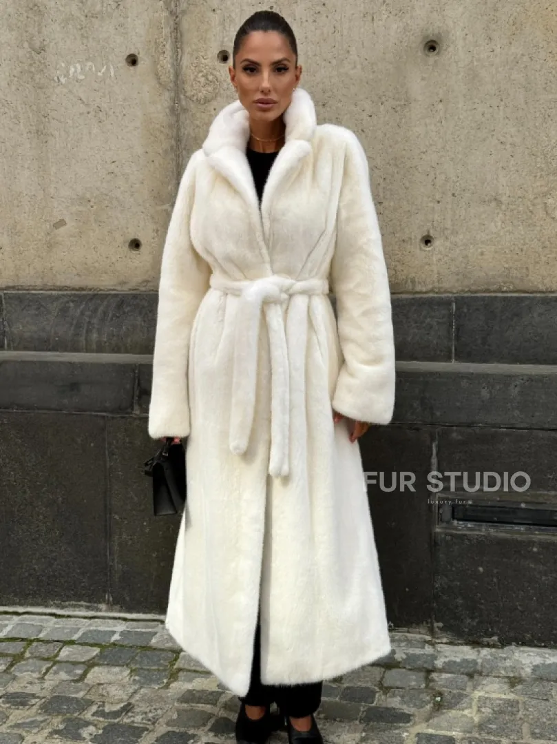 Длинная белая норковая шуба