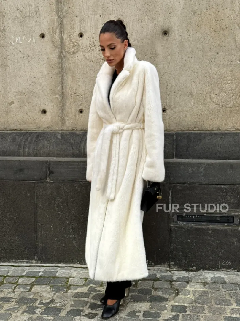 Длинная белая норковая шуба