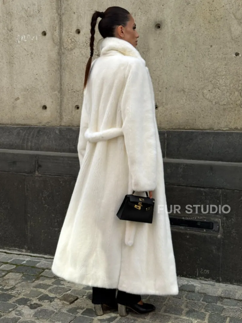 Длинная белая норковая шуба