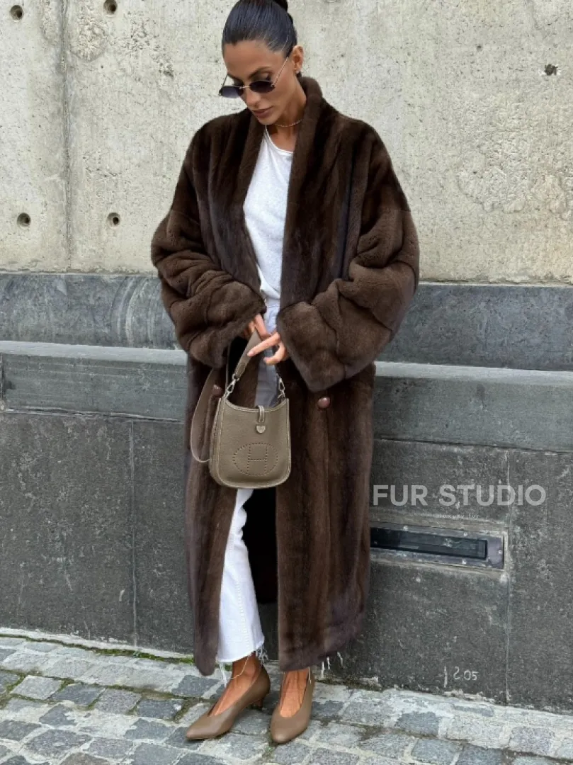 Роскошная шуба из аукционного меха норки SAGA FURS - цвет соболь