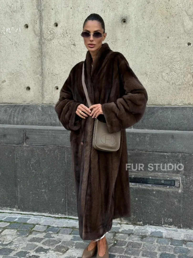 Роскошная шуба из аукционного меха норки SAGA FURS - цвет соболь