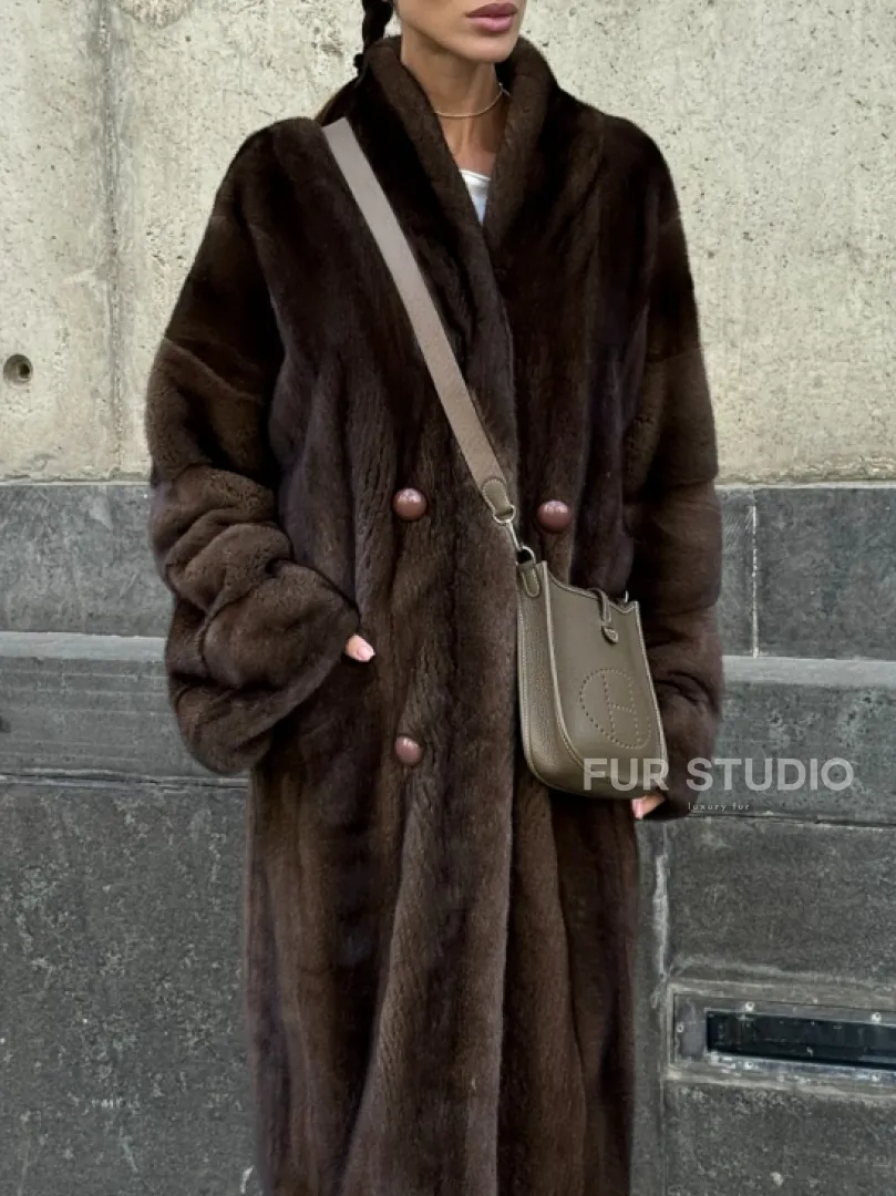 Роскошная шуба из аукционного меха норки SAGA FURS - цвет соболь