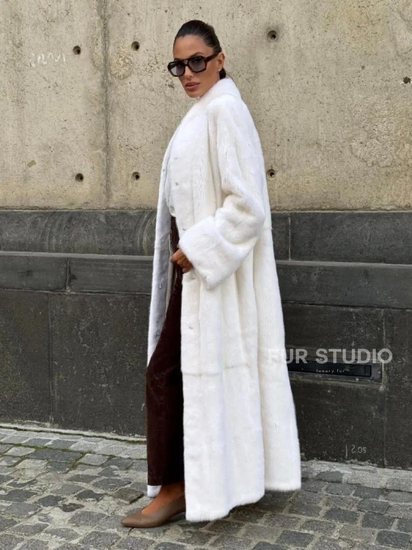Классический стиль, белая норковая шуба - мех SAGA