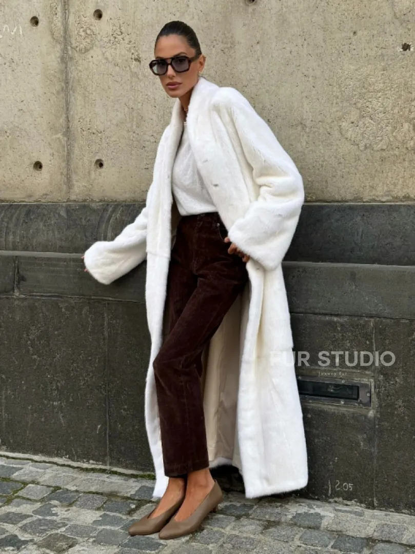 Классический стиль, белая норковая шуба - мех SAGA