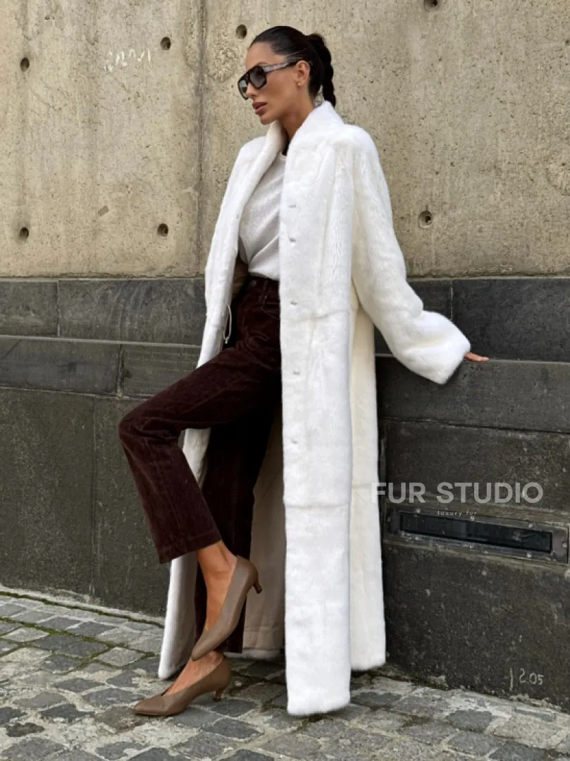 Классический стиль, белая норковая шуба - мех SAGA