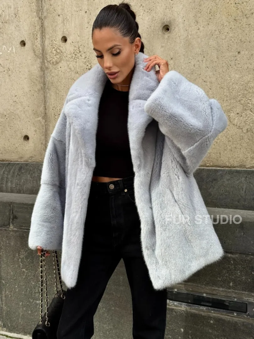 Элегантный полушубок из скандинавской норки небесно-голубого оттенка - фото 4