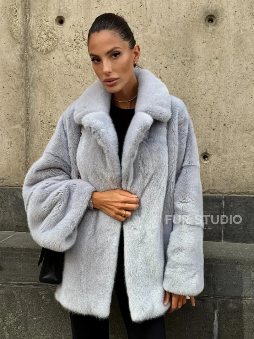 Элегантный полушубок из скандинавской норки небесно-голубого оттенка