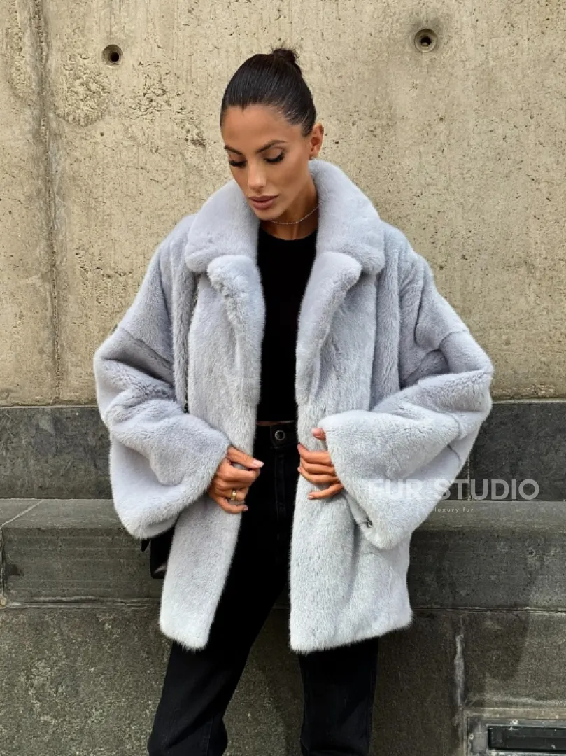 Элегантный полушубок из скандинавской норки небесно-голубого оттенка - фото 10