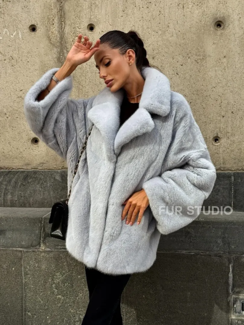 Элегантный полушубок из скандинавской норки небесно-голубого оттенка - фото 12