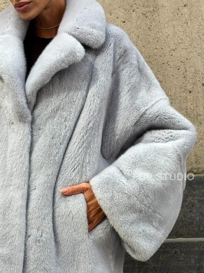 Элегантный полушубок из скандинавской норки небесно-голубого оттенка