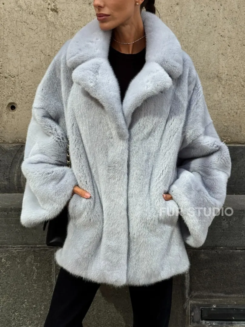 Элегантный полушубок из скандинавской норки небесно-голубого оттенка